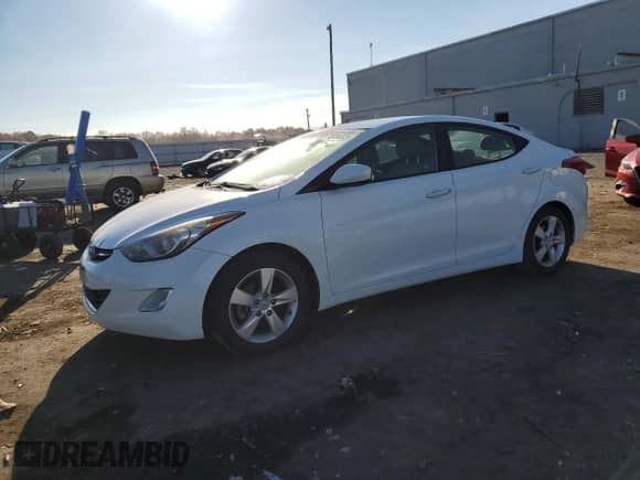 2013 Hyundai Elantra GLS z VIN 5NPDH4AE6DH181240, wystawiony jako Copart lot #90034695 z przebiegiem 132 907 mil mil oraz Czysty tytuł • Clean title. Historia ofert i sprzedaży dostępna na DreamBid. Obrazek 1.
