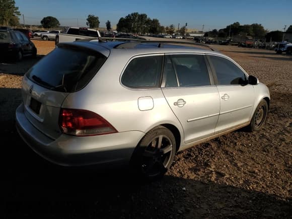✅ 2010 Volkswagen Jetta TDI • VIN: 3VWTL7AJ4AM643127 • Lot: 76867944. Listed on Copart with 207,607 mi. Free auction sales archive from the USA and detailed vehicle history report at DreamBid. Image 3.