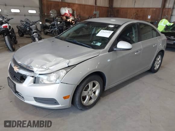 2011 Chevrolet Cruze 1LT z VIN 1G1PF5S90B7253280, wystawiony jako IAAI lot #43623135 z przebiegiem 181 798 mil mil oraz . Historia ofert i sprzedaży dostępna na DreamBid. Obrazek 2.