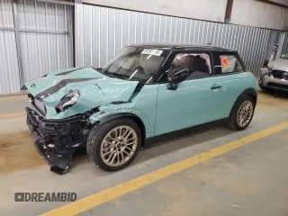 ✅ 2025 MINI Hardtop Cooper S • VIN: WMW23GD02S2X01131 • Lot: 91261305. Listed on Copart with 565 mi. Free auction sales archive from the USA and detailed vehicle history report at DreamBid. Image 1.