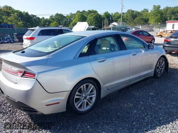 ✅ 2013 Lincoln MKZ • VIN: 3LN6L2GK5DR810147 • Lot: 40102072. Wystawiony na IAAI z przebiegiem 133 690 mil. Bezpłatny archiwum sprzedaży aukcyjnych z USA i szczegółowy raport historii pojazdu na DreamBid. Zdjęcie 4.