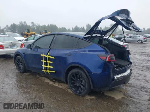 ✅ 2024 Tesla Model Y Long Range • VIN: 7SAYGAEE6RF988976 • Lot: 42380729. Wystawiony na IAAI z przebiegiem 15 739 mil. Bezpłatny archiwum sprzedaży aukcyjnych z USA i szczegółowy raport historii pojazdu na DreamBid. Zdjęcie 3.