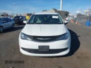✅ 2017 Chrysler Pacifica LX • VIN: 2C4RC1CG8HR521157 • Lot: 43709557. Wystawiony na IAAI z przebiegiem 104 885 mil. Bezpłatny archiwum sprzedaży aukcyjnych z USA i szczegółowy raport historii pojazdu na DreamBid. Zdjęcie 11.