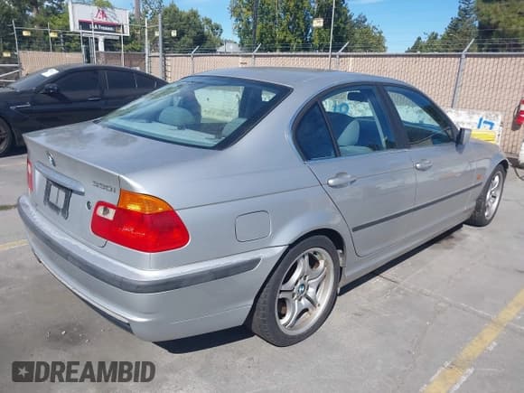 ✅ 2001 BMW 3 Series 330i • VIN: WBAAV53471FJ64617 • Lot: 42927153. Listed on IAAI with 130,365 mi. Free auction sales archive from the USA and detailed vehicle history report at DreamBid. Image 4.