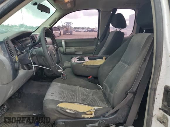 ✅ 2008 Chevrolet Silverado 2500HD Work Truck • VIN: 1GCHC29K38E215073 • Lot: 61954065. Wystawiony na Copart z przebiegiem 332 337 mil. Bezpłatny archiwum sprzedaży aukcyjnych z USA i szczegółowy raport historii pojazdu na DreamBid. Zdjęcie 7.