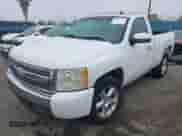 2008 Chevrolet Silverado 1500 Work Truck z VIN 1GCEC14X78Z237327, wystawiony jako IAAI lot #43597717 z przebiegiem 229 451 mil mil oraz . Historia ofert i sprzedaży dostępna na DreamBid. Obrazek 2.