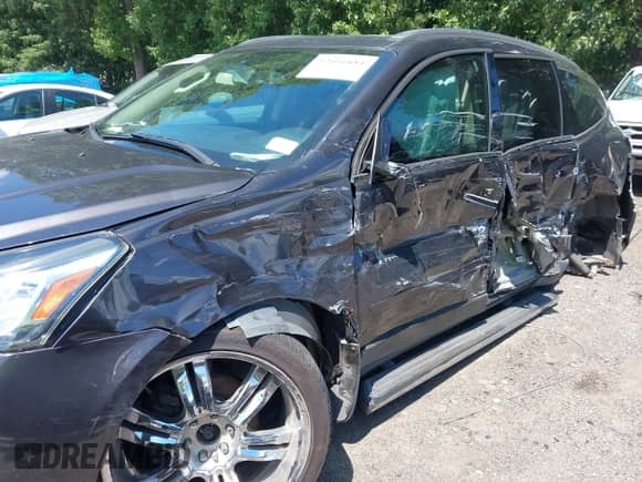 2014 Chevrolet Traverse LT z VIN 1GNKRGKD6EJ290499, wystawiony jako IAAI lot #42604884 z przebiegiem 169 701 mil mil oraz . Historia ofert i sprzedaży dostępna na DreamBid. Obrazek 6.