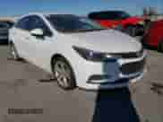2017 Chevrolet Cruze Premier z VIN 1G1BF5SM1H7229190, wystawiony jako Copart lot #70190282 z przebiegiem 140 412 mil mil oraz . Historia ofert i sprzedaży dostępna na DreamBid. Obrazek 4.