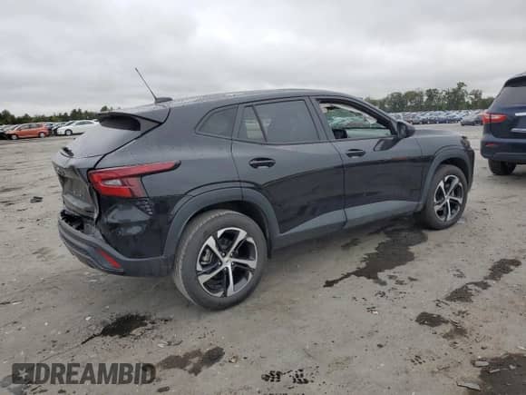 2024 Chevrolet Trax 1RS z VIN KL77LGE28RC216034, wystawiony jako Copart lot #80011255 z przebiegiem 19 330 mil mil oraz Szkoda całkowita • Salvage title. Historia ofert i sprzedaży dostępna na DreamBid. Obrazek 3.