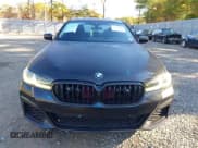 ✅ 2021 BMW 5 Series M550i xDrive • VIN: WBA13BK0XMCG83687 • Lot: 43532393. Wystawiony na IAAI z przebiegiem 73 464 mil. Bezpłatny archiwum sprzedaży aukcyjnych z USA i szczegółowy raport historii pojazdu na DreamBid. Zdjęcie 12.