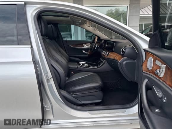 ✅ 2017 Mercedes-Benz E 300 Luxury • VIN: WDDZF4JB3HA096747 • Лот: 42665129. Опубликован ранее на IAAI с пробегом 142 397 миль. Бесплатный доступ к архиву аукционных продаж из США и подробный отчёт об истории автомобиля на DreamBid. Изображение 5.