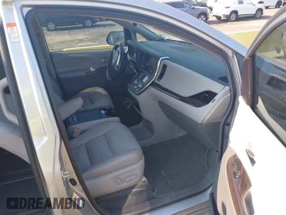 ✅ 2019 Toyota Sienna XLE Premium • VIN: 5TDYZ3DC8KS003467 • Лот: 42817479. Опубликован ранее на IAAI с пробегом 111 832 миль. Бесплатный доступ к архиву аукционных продаж из США и подробный отчёт об истории автомобиля на DreamBid. Изображение 5.