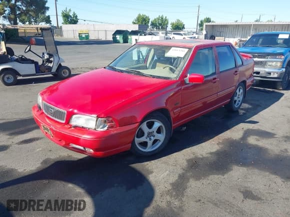 ✅ 1998 Volvo S70 T5 • VIN: YV1LS5372W2552538 • Lot: 43013285. Wystawiony na IAAI z przebiegiem 71 961 mil. Bezpłatny archiwum sprzedaży aukcyjnych z USA i szczegółowy raport historii pojazdu na DreamBid. Zdjęcie 2.