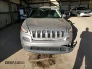 ✅ 2017 Jeep Cherokee Latitude • VIN: 1C4PJLCBXHW548901 • Lot: 90878565. Wystawiony na Copart z przebiegiem 97 778 mil. Bezpłatny archiwum sprzedaży aukcyjnych z USA i szczegółowy raport historii pojazdu na DreamBid. Zdjęcie 5.