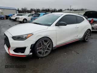 2021 Hyundai Veloster с VIN KMHT36AH5MU009878, выставлен на аукционе Copart как лот 82228223 с пробегом 7 082 миль миль и . История ставок и продаж доступна на DreamBid. Изображение 1.