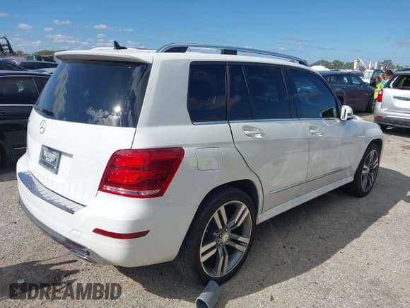 ✅ 2013 Mercedes-Benz GLK 350 • VIN: WDCGG5HB3DG074680 • Lot: 43550159. Listed on IAAI with 131,421 mi. Free auction sales archive from the USA and detailed vehicle history report at DreamBid. Image 4.