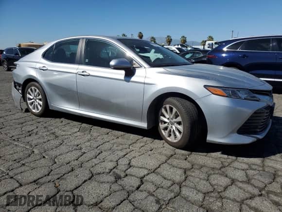2019 Toyota Camry LE z VIN 4T1B11HKXKU821888, wystawiony jako Copart lot #86159375 z przebiegiem 64 469 mil mil oraz Szkoda całkowita • Salvage title. Historia ofert i sprzedaży dostępna na DreamBid. Obrazek 4.