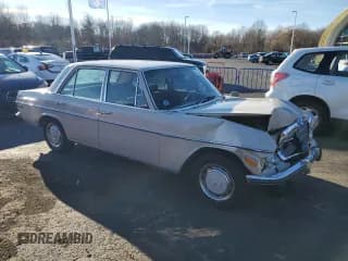 ✅ 1972 Mercedes-Benz 220 • VIN: 11511010235153 • Lot: 82226394. Wystawiony na Copart z przebiegiem 88 548 mil. Bezpłatny archiwum sprzedaży aukcyjnych z USA i szczegółowy raport historii pojazdu na DreamBid. Zdjęcie 4.