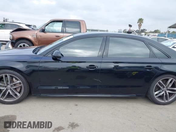 ✅ 2017 Audi A8 Sport • VIN: WAU43AFD0HN019412 • Lot: 42183917. Wystawiony na IAAI z przebiegiem 84 991 mil. Bezpłatny archiwum sprzedaży aukcyjnych z USA i szczegółowy raport historii pojazdu na DreamBid. Zdjęcie 14.