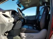 ✅ 2017 Toyota Sienna LE Auto Access Seat • VIN: 5TDKZ3DC8HS888011 • Lot: 91721535. Wystawiony na Copart z przebiegiem 70 606 mil. Bezpłatny archiwum sprzedaży aukcyjnych z USA i szczegółowy raport historii pojazdu na DreamBid. Zdjęcie 7.