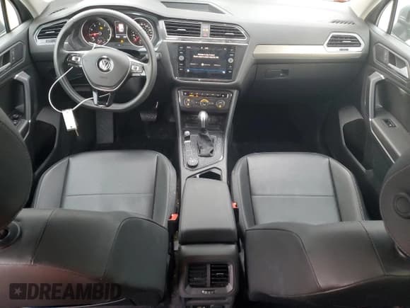 ✅ 2020 Volkswagen Tiguan SE • VIN: 3VV2B7AXXLM027460 • Lot: 92386305. Wystawiony na Copart z przebiegiem 94 422 mil. Bezpłatny archiwum sprzedaży aukcyjnych z USA i szczegółowy raport historii pojazdu na DreamBid. Zdjęcie 8.