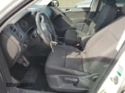 ✅ 2012 Volkswagen Tiguan S • VIN: WVGBV7AX3CW539353 • Lot: 60701535. Wystawiony na Copart z przebiegiem 160 969 mil. Bezpłatny archiwum sprzedaży aukcyjnych z USA i szczegółowy raport historii pojazdu na DreamBid. Zdjęcie 7.