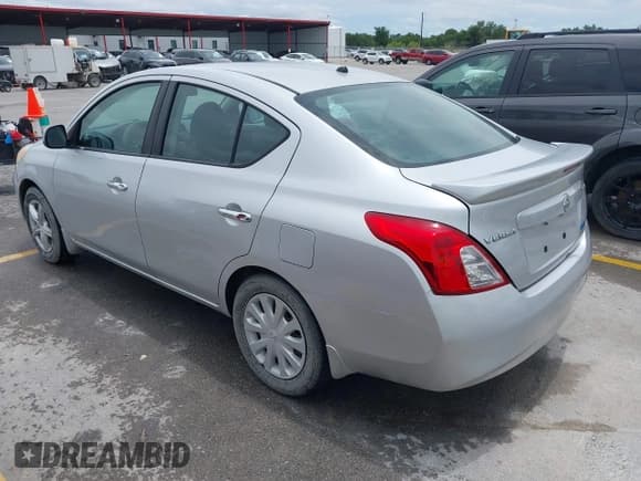 ✅ 2013 Nissan Versa S Plus • VIN: 3N1CN7AP6DL871211 • Lot: 42490547. Wystawiony na IAAI z przebiegiem 139 013 mil. Bezpłatny archiwum sprzedaży aukcyjnych z USA i szczegółowy raport historii pojazdu na DreamBid. Zdjęcie 3.