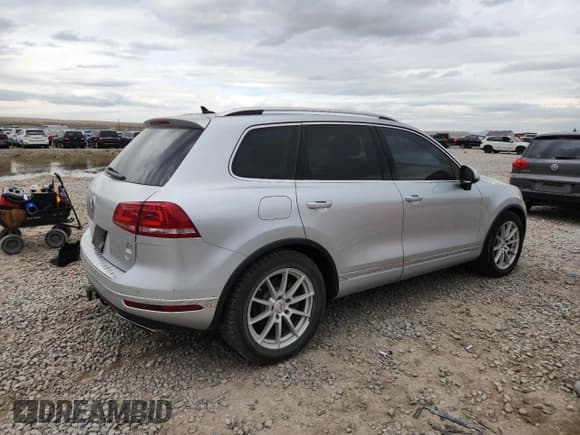 ✅ 2016 Volkswagen Touareg Lux • VIN: WVGEF9BP3GD002536 • Lot: 92743345. Listed on Copart with 99,406 mi. Free auction sales archive from the USA and detailed vehicle history report at DreamBid. Image 3.