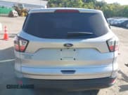 ✅ 2018 Ford Escape S • VIN: 1FMCU0F77JUA17972 • Lot: 43285177. Wystawiony na IAAI z przebiegiem 131 379 mil. Bezpłatny archiwum sprzedaży aukcyjnych z USA i szczegółowy raport historii pojazdu na DreamBid. Zdjęcie 15.