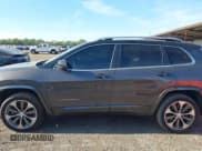 ✅ 2019 Jeep Cherokee Overland • VIN: 1C4PJMJN1KD123900 • Лот: 43350986. Опубликован ранее на IAAI с пробегом 105 541 миль. Бесплатный доступ к архиву аукционных продаж из США и подробный отчёт об истории автомобиля на DreamBid. Изображение 14.