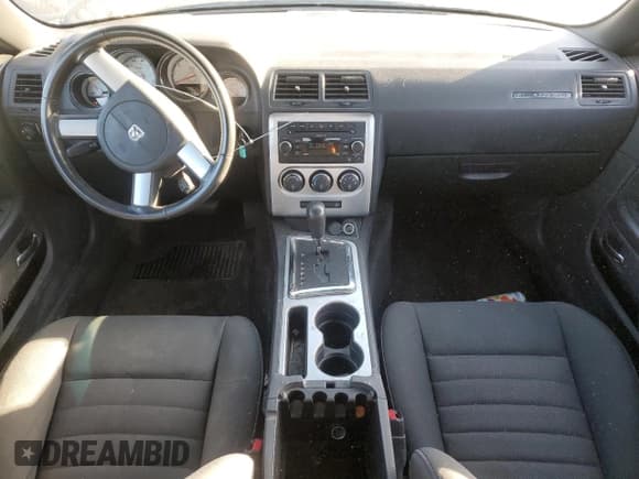 ✅ 2009 Dodge Challenger SE • VIN: 2B3LJ44V69H559165 • Lot: 75108994. Wystawiony na Copart z przebiegiem 131 660 mil. Bezpłatny archiwum sprzedaży aukcyjnych z USA i szczegółowy raport historii pojazdu na DreamBid. Zdjęcie 8.