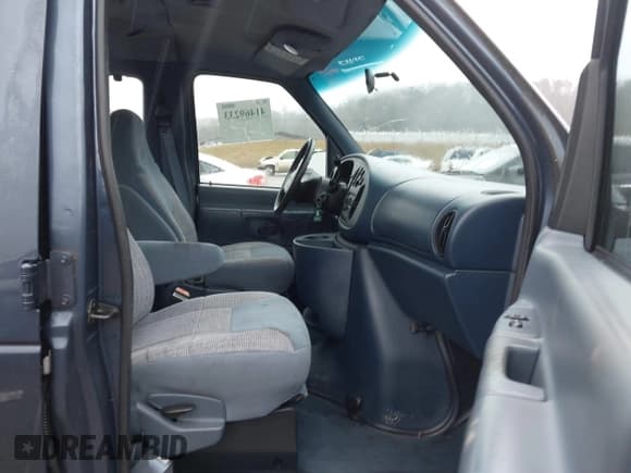 ✅ 1997 Ford Econoline Wagon XL • VIN: 1FBJS31L0VHA00828 • Lot: 41469233. Wystawiony na IAAI z przebiegiem 62 532 mil. Bezpłatny archiwum sprzedaży aukcyjnych z USA i szczegółowy raport historii pojazdu na DreamBid. Zdjęcie 5.