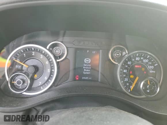 2020 Ram 1500 Tradesman z VIN 1C6RREGTXLN237345, wystawiony jako Copart lot #71566015 z przebiegiem 69 685 mil mil oraz Szkoda całkowita • Salvage title. Historia ofert i sprzedaży dostępna na DreamBid. Obrazek 9.