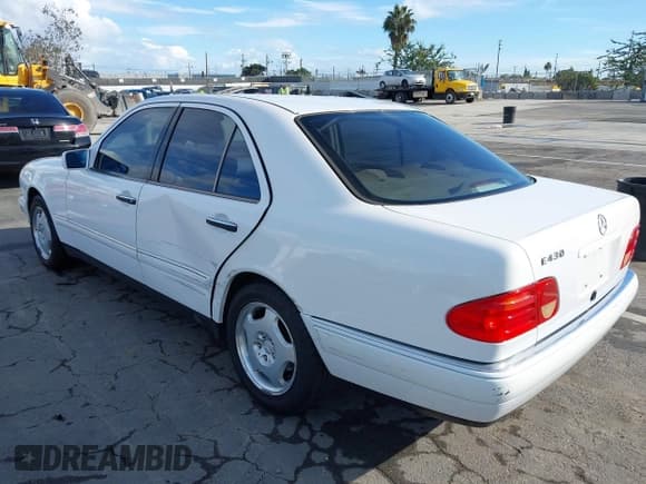 ✅ 1999 Mercedes-Benz E 320 • VIN: WDBJF70H7XA882580 • Lot: 43771803. Wystawiony na IAAI z przebiegiem 123 345 mil. Bezpłatny archiwum sprzedaży aukcyjnych z USA i szczegółowy raport historii pojazdu na DreamBid. Zdjęcie 6.