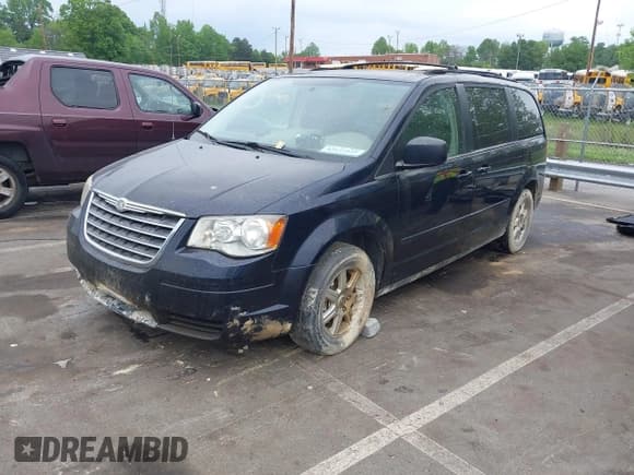 ✅ 2010 Chrysler Town & Country LX • VIN: 2A4RR2D15AR456363 • Lot: 42127422. Wystawiony na IAAI z przebiegiem 213 715 mil. Bezpłatny archiwum sprzedaży aukcyjnych z USA i szczegółowy raport historii pojazdu na DreamBid. Zdjęcie 2.