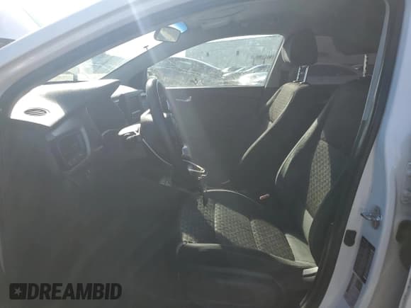 ✅ 2018 Kia Rio S • VIN: 3KPA25AB8JE090762 • Lot: 92921415. Wystawiony na Copart z przebiegiem 104 801 mil. Bezpłatny archiwum sprzedaży aukcyjnych z USA i szczegółowy raport historii pojazdu na DreamBid. Zdjęcie 7.