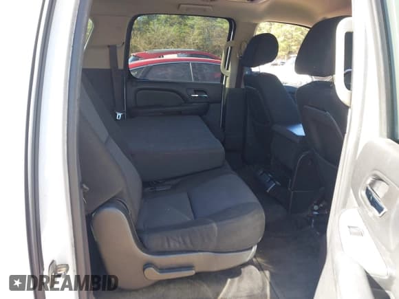 ✅ 2010 Chevrolet Suburban LS • VIN: 1GNUCHE07AR200622 • Lot: 43618255. Wystawiony na IAAI z przebiegiem 228 912 mil. Bezpłatny archiwum sprzedaży aukcyjnych z USA i szczegółowy raport historii pojazdu na DreamBid. Zdjęcie 8.