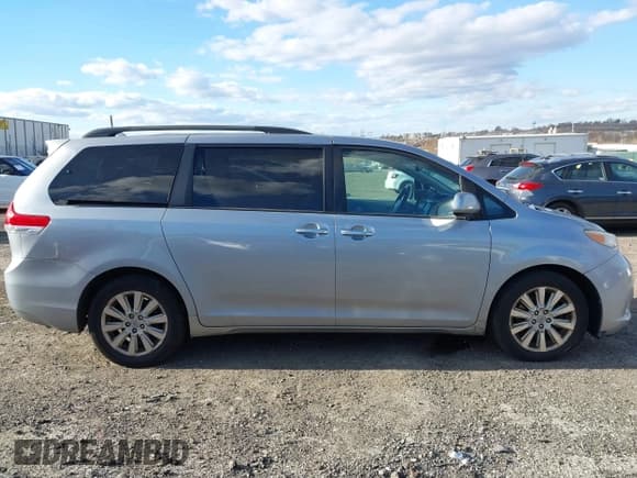 ✅ 2012 Toyota Sienna XLE • VIN: 5TDDK3DC2CS030751 • Лот: 43647736. Опубликован ранее на IAAI с пробегом 249 623 миль. Бесплатный доступ к архиву аукционных продаж из США и подробный отчёт об истории автомобиля на DreamBid. Изображение 13.