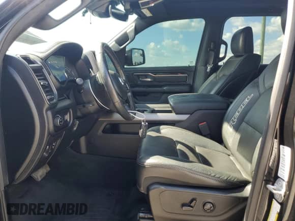 2020 Ram 1500 Rebel z VIN 1C6SRFLM2LN271477, wystawiony jako Copart lot #84295705 z przebiegiem 116 217 mil mil oraz Szkoda całkowita • Salvage title. Historia ofert i sprzedaży dostępna na DreamBid. Obrazek 7.