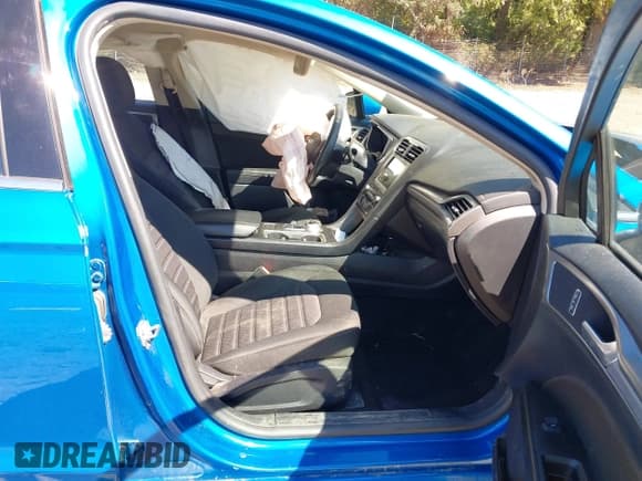 ✅ 2020 Ford Fusion SE • VIN: 3FA6P0HD6LR156230 • Lot: 43363779. Wystawiony na IAAI z przebiegiem 69 695 mil. Bezpłatny archiwum sprzedaży aukcyjnych z USA i szczegółowy raport historii pojazdu na DreamBid. Zdjęcie 5.