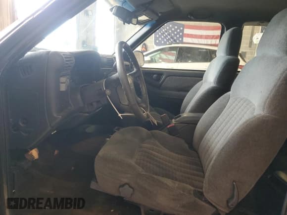 ✅ 1997 Chevrolet S-10 LS • VIN: 1GCCS19X6V8187105 • Лот: 46486885. Опубликован ранее на Copart с пробегом 206 792 миль. Бесплатный доступ к архиву аукционных продаж из США и подробный отчёт об истории автомобиля на DreamBid. Изображение 7.