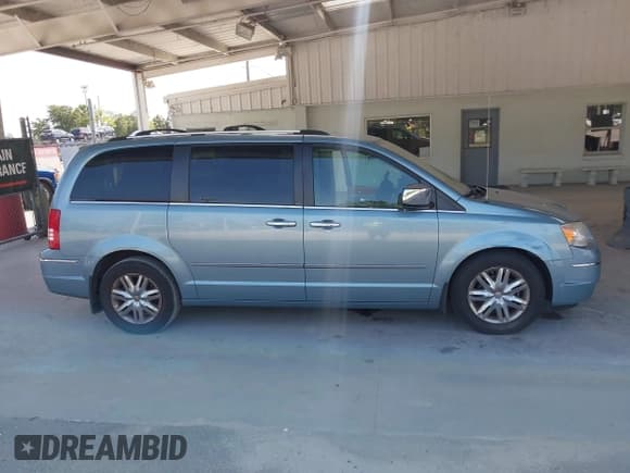 ✅ 2010 Chrysler Town & Country Limited • VIN: 2A4RR7DX4AR451835 • Lot: 42292260. Wystawiony na IAAI z przebiegiem 184 666 mil. Bezpłatny archiwum sprzedaży aukcyjnych z USA i szczegółowy raport historii pojazdu na DreamBid. Zdjęcie 13.