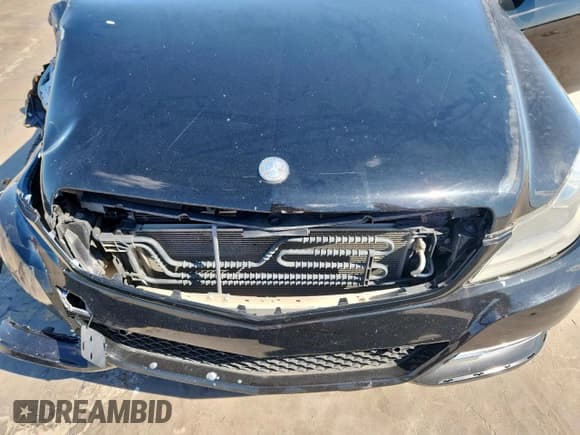 ✅ 2015 Mercedes-Benz C 250 • VIN: WDDGJ4HB6FG390035 • Lot: 71198395. Wystawiony na Copart z przebiegiem Nie podano. Bezpłatny archiwum sprzedaży aukcyjnych z USA i szczegółowy raport historii pojazdu na DreamBid. Zdjęcie 11.