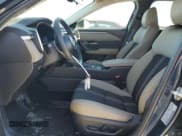 ✅ 2025 Mazda CX-50 S Premium • VIN: 7MMVABDM5SN351066 • Lot: 82225285. Wystawiony na Copart z przebiegiem 7 076 mil. Bezpłatny archiwum sprzedaży aukcyjnych z USA i szczegółowy raport historii pojazdu na DreamBid. Zdjęcie 7.