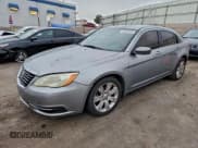 ✅ 2013 Chrysler 200 LX • VIN: 1C3CCBABXDN705708 • Lot: 95627615. Wystawiony na Copart z przebiegiem 167 774 mil. Bezpłatny archiwum sprzedaży aukcyjnych z USA i szczegółowy raport historii pojazdu na DreamBid. Zdjęcie 1.