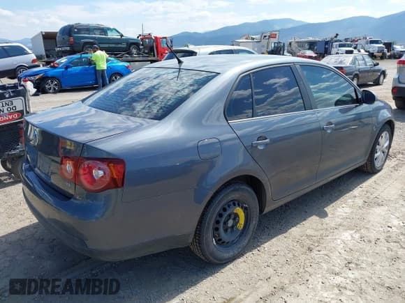 ✅ 2010 Volkswagen Jetta Limited Edition • VIN: 3VWAX7AJ4AM158370 • Lot: 42804927. Listed on IAAI with 129,801 mi. Free auction sales archive from the USA and detailed vehicle history report at DreamBid. Image 4.
