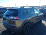 ✅ 2019 Jeep Cherokee Altitude • VIN: 1C4PJMLXXKD437947 • Lot: 43739628. Wystawiony na IAAI z przebiegiem 125 361 mil. Bezpłatny archiwum sprzedaży aukcyjnych z USA i szczegółowy raport historii pojazdu na DreamBid. Zdjęcie 4.