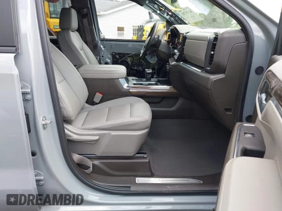 ✅ 2024 Chevrolet Silverado 1500 RST • VIN: 1GCUDEE87RZ193564 • Lot: 42321781. Listed on IAAI with 20,135 mi. Free auction sales archive from the USA and detailed vehicle history report at DreamBid. Image 5.