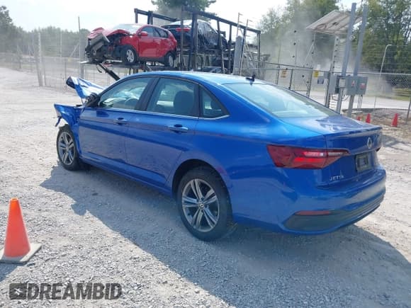 ✅ 2024 Volkswagen Jetta SE • VIN: 3VWEM7BU9RM056299 • Lot: 43266641. Wystawiony na IAAI z przebiegiem 37 972 mil. Bezpłatny archiwum sprzedaży aukcyjnych z USA i szczegółowy raport historii pojazdu na DreamBid. Zdjęcie 3.