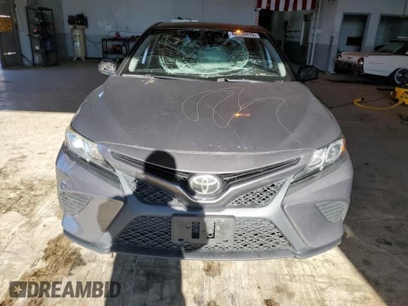 ✅ 2019 Toyota Camry LE • VIN: 4T1B11HK8KU247551 • Лот: 82433415. Опубликован ранее на Copart с пробегом 295 897 миль. Бесплатный доступ к архиву аукционных продаж из США и подробный отчёт об истории автомобиля на DreamBid. Изображение 5.